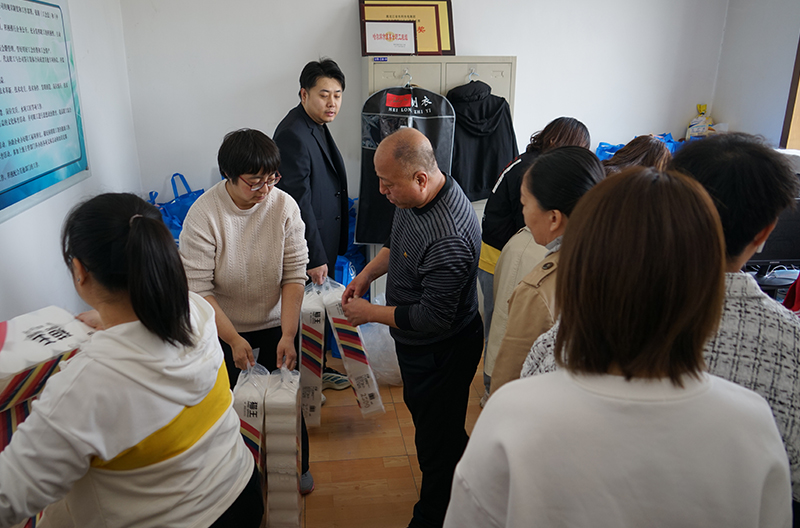 二公司發(fā)放勞動(dòng)節(jié)生活用品